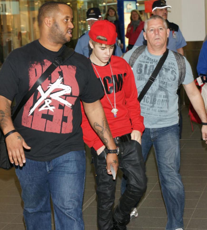Auch Justin Bieber reiste schon oft in ferne Länder. Hier wurde der nach seiner Ankunft in Berlin abgelichtet