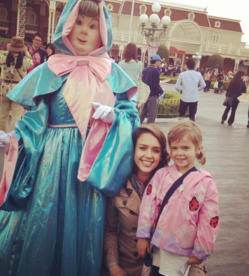 Jessica Alba mit Tochter Honor im Disneyland Tokio