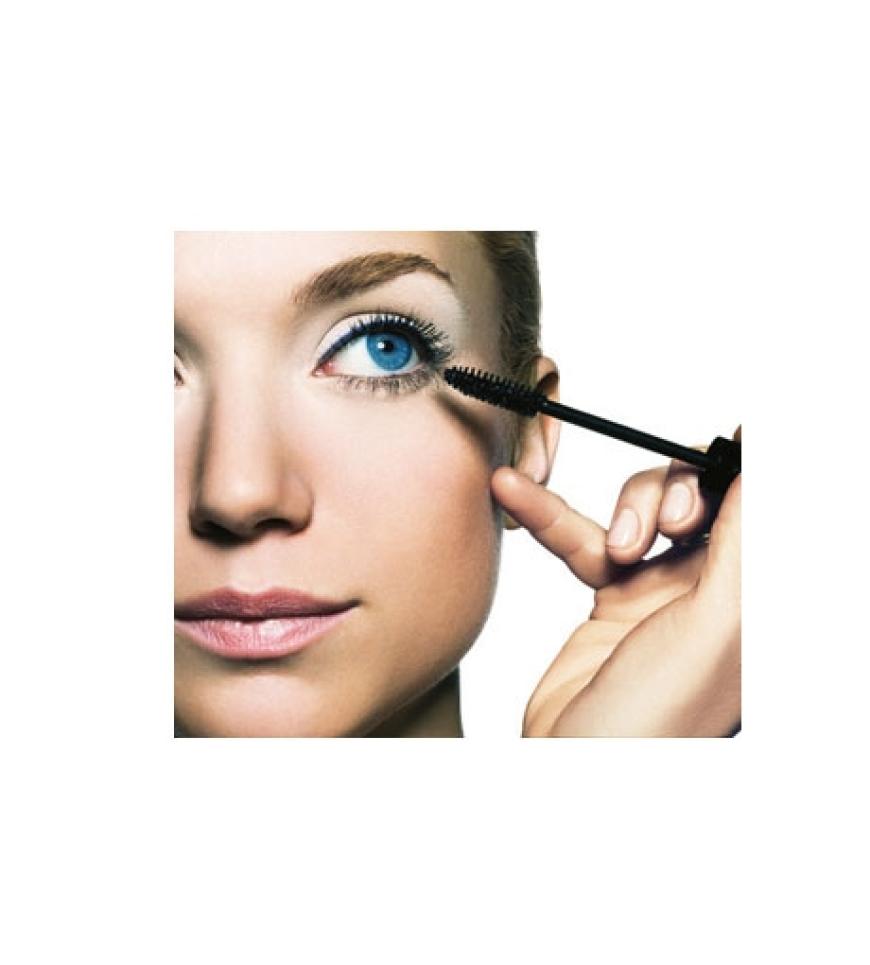 Drehen Sie die Wimpernbürste, um alle Wimpern zu erreichen.
