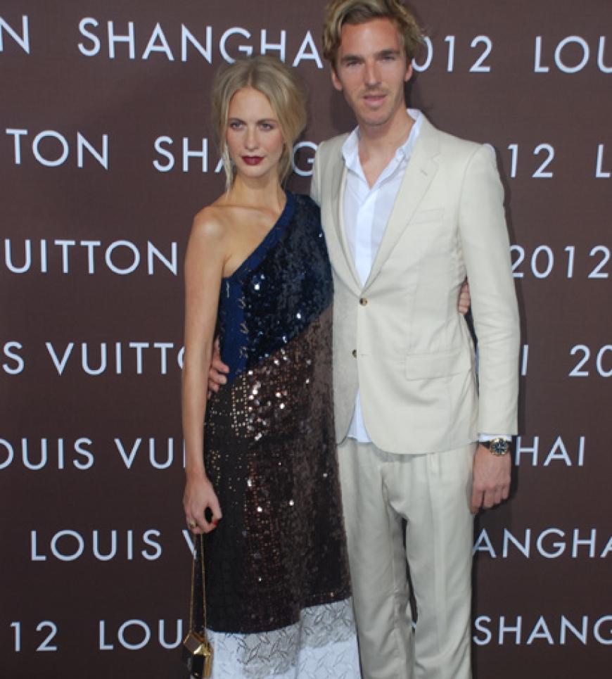 Poppy Delevigne, uns eigentlich bekannt als Styling-Queen, hat sich auch mal einen Fehltritt geleistet. Das Paillettenkleid von Louis Vuitton wäre ohne die weiße Tischdecke am Saum deutlich schöner.