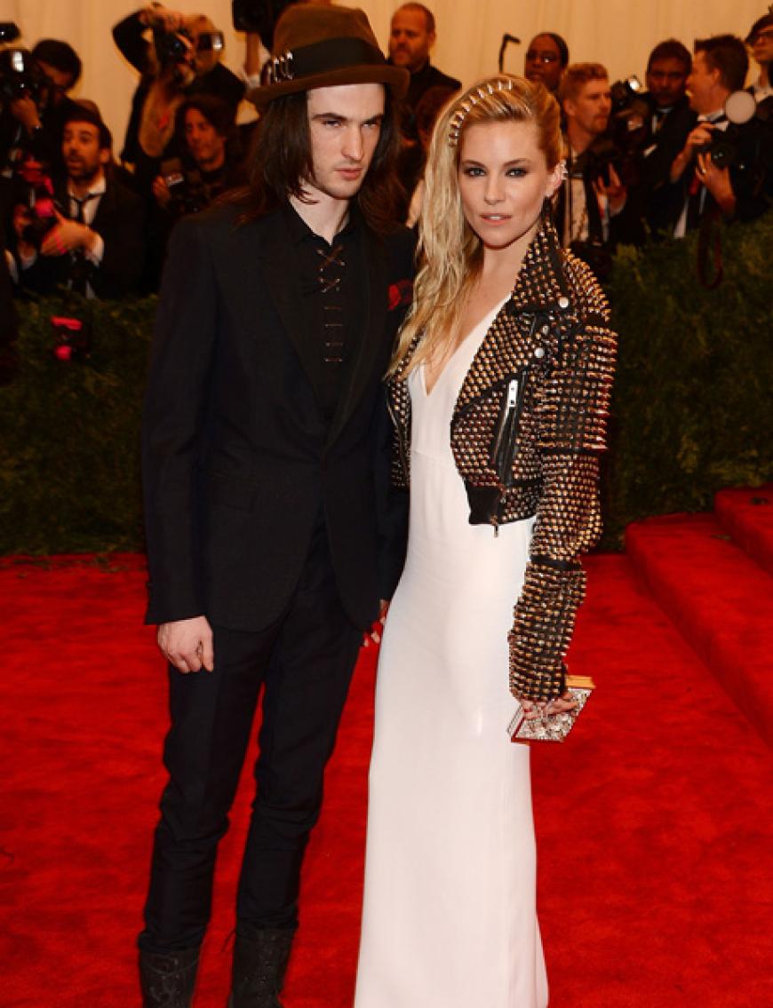 Die frisch gebackenen Eltern Tom Sturridge und Sienna Miller waren ebenfalls zu Gast in New York. Sienna kombinierte ein schlichtes Kleid zu einer Nietenjacke von Burberry