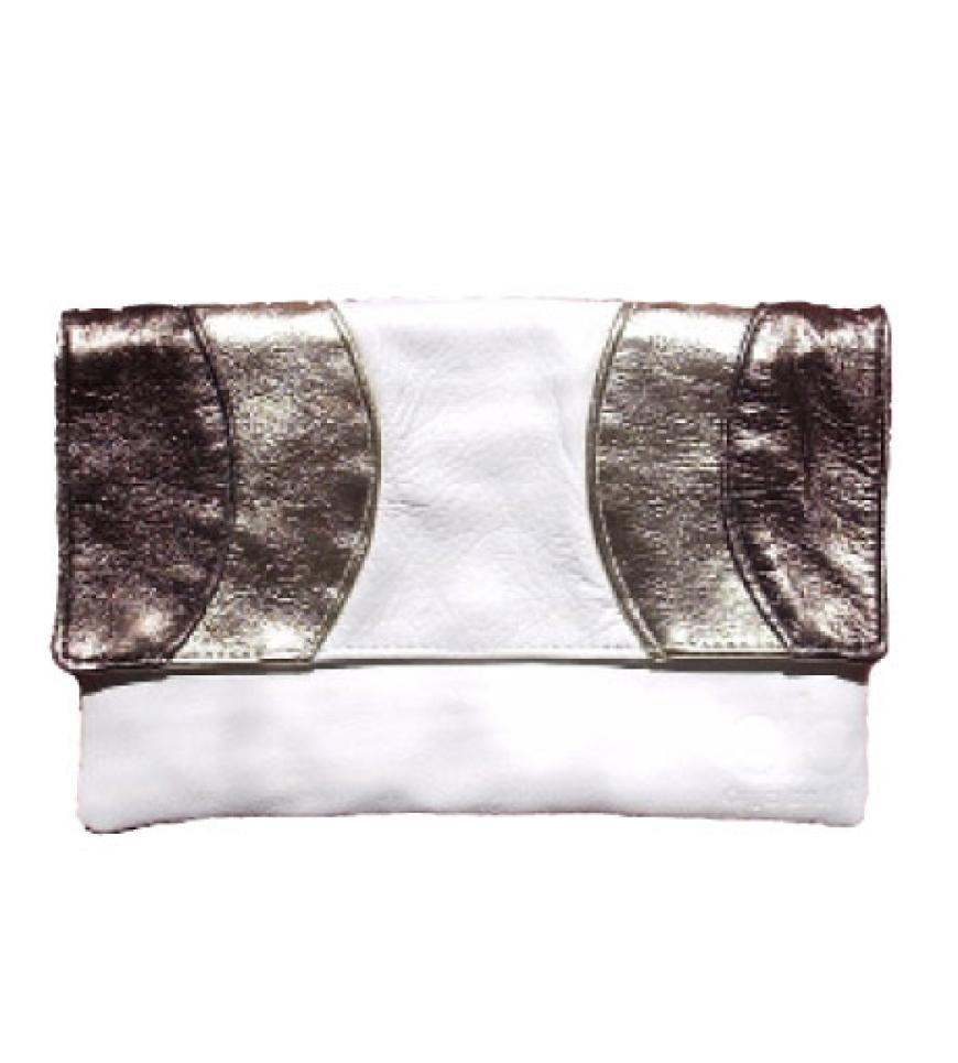 Metallic-Töne auf weißem Leder von Anja Bruhn, ca. 100 Euro