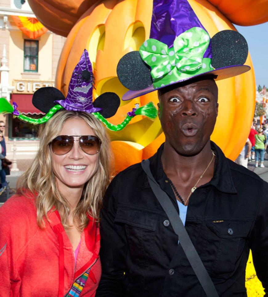 Heidi Klum und ihr Ehemann Seal bringen sich im Disneyland in Anaheim in Halloween-Stimmung. Mit Hexenhut und Riesenkürbis sitzt das Outift perfekt