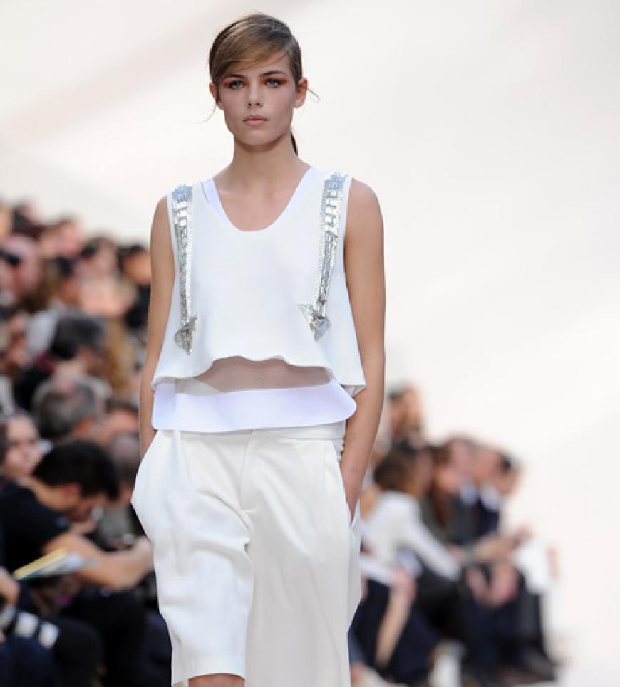Chloé rückt in der Spring/Summer Kollektion 2013 den Fokus auf die Mitte und lässt die feinsten Stoffe locker über unseren Bauchnabel fallen.