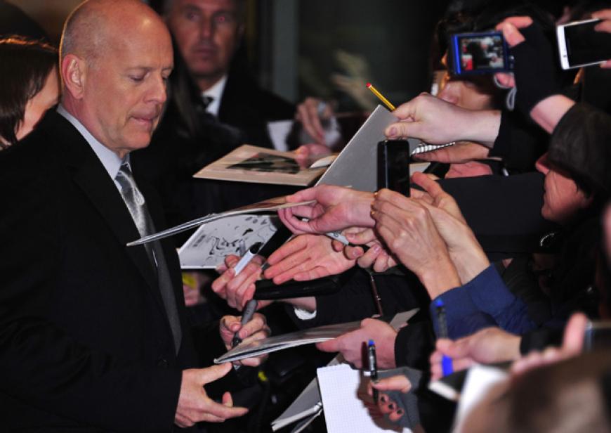 Bruce Willis gibt fleißig und geduldig Autogramme. Von Jetlag keine Spur!