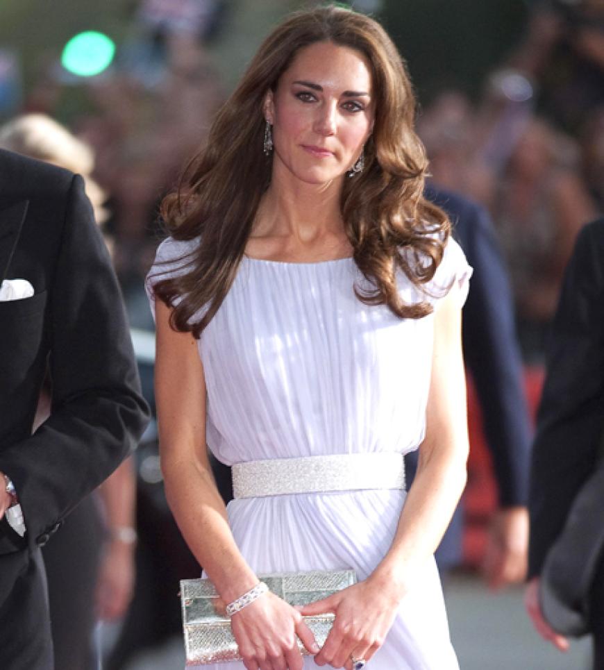 Kate, Herzogin von Cambridge, kam in einer zauberhaften, weißen Robe von McQueen