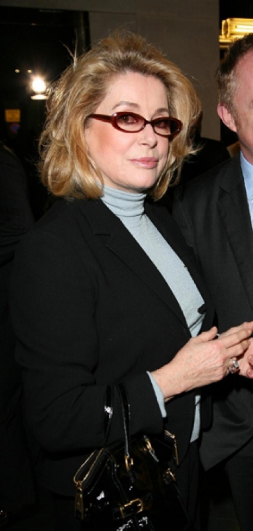 Filmdiva Catherine Deneuve war einst die Muse von Yves Saint Laurent. Auch heute lässt sie sich keine Show des Labels entgehen