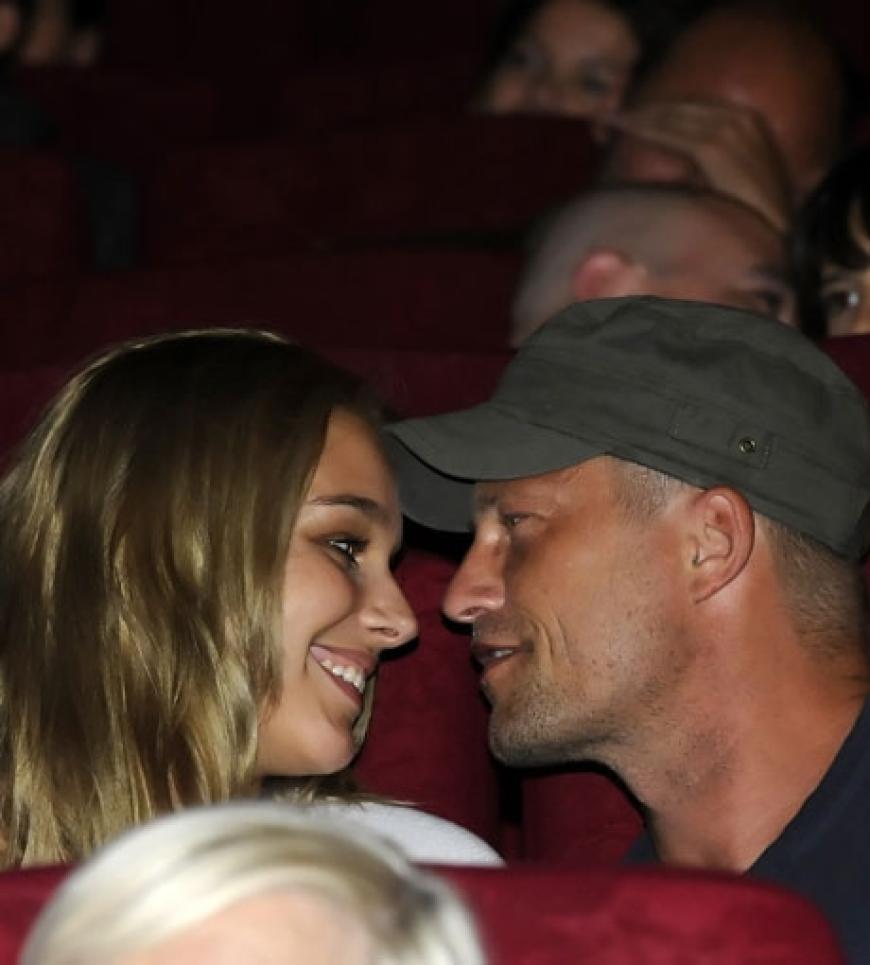 Erst schauen sich Schauspieler Til Schweiger und seine Freundin Melanie Scholz ganz tief in die Augen ...