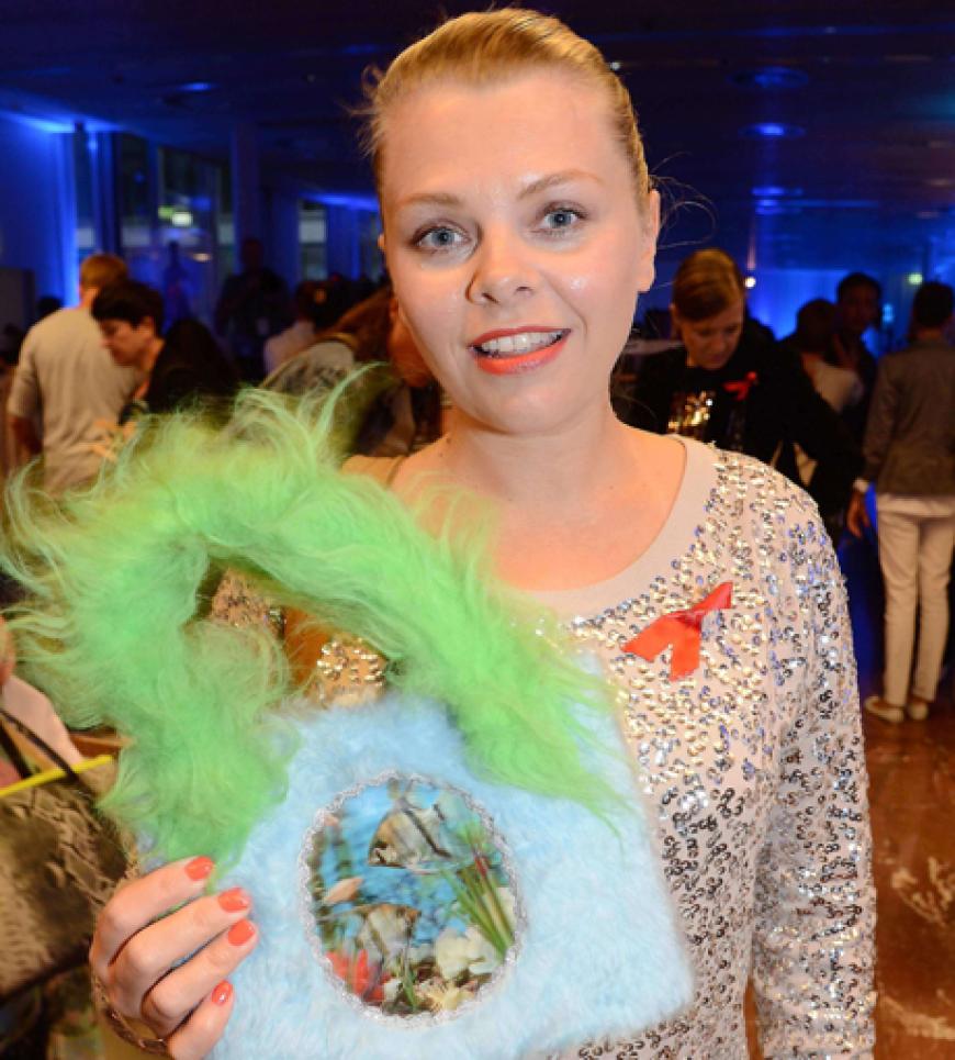 Anne Sophie Briest tauschte ihre Neon-Plüsch-Tasche mit Natascha Ochsenknecht