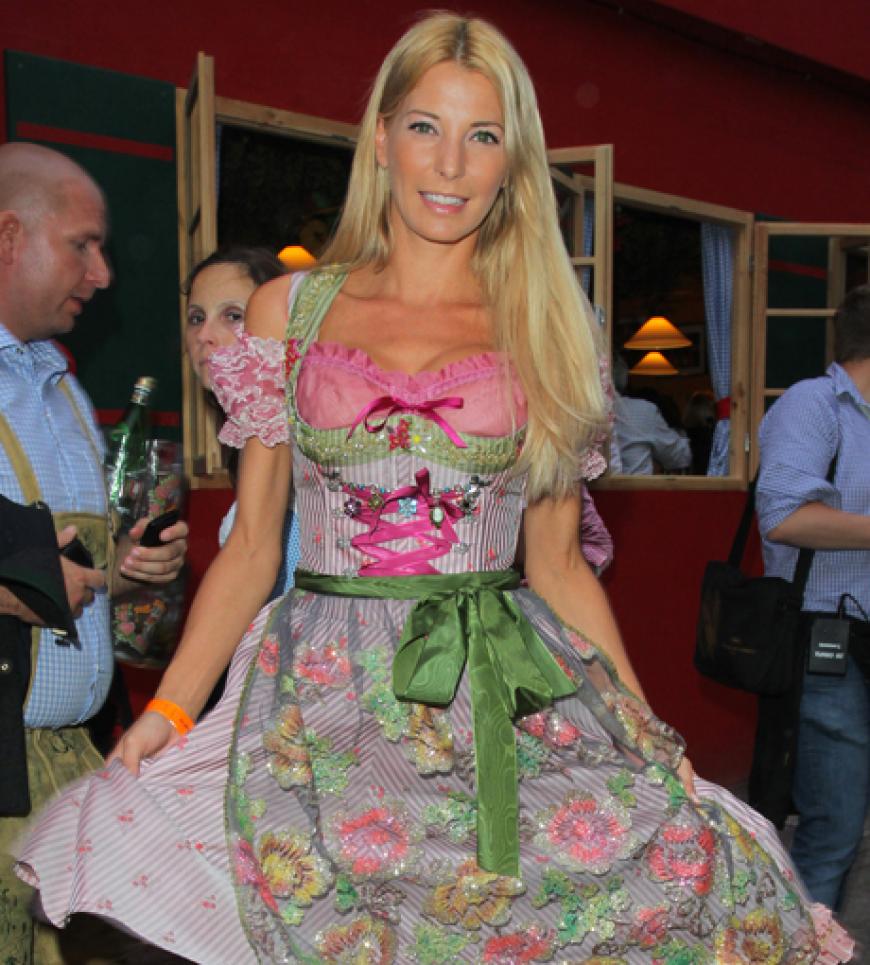 Giulia Siegel entschied sich für ein rosafarbenes Dirndl