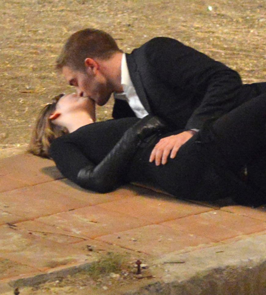 Spätestens jetzt müsste Mia Wasikowska klar geworden sein, dass sie einen absoluten Traumberuf hat. Sie darf mit Robert Pattinson knutschen