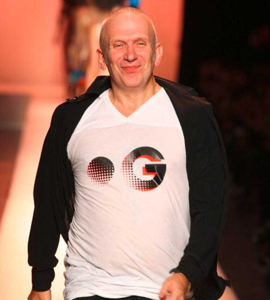 Jean-Paul Gaultier wird am Ende seiner Modenschau gefeiert