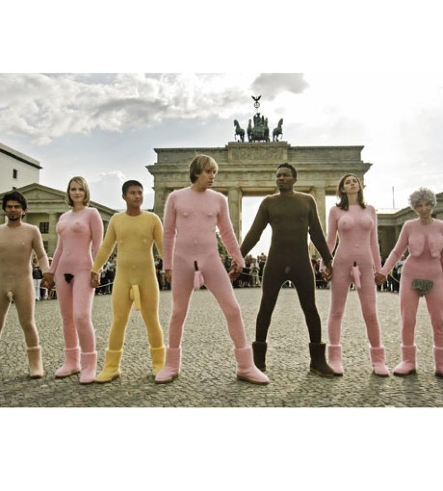Brüno und seine Models Hand in Hand vor dem Brandenburger Tor