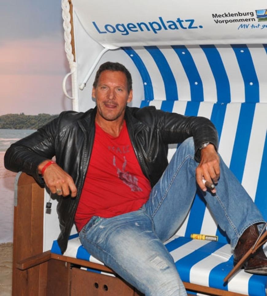 Einfach nur lässig: Schauspieler Ralf Möller genießt den Abend