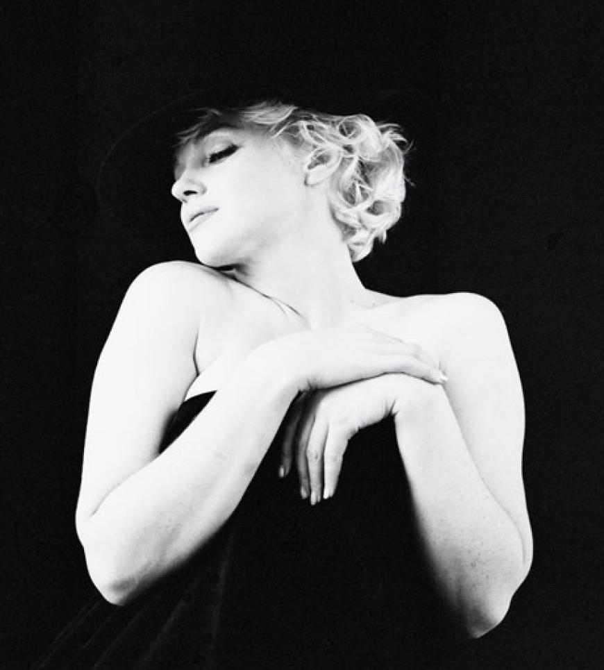 Marilyn Monroe steht für puren Glanz und Glamour. Mit der neuen, limitierten Kollektion von Mac Cosmetics kann man den Look der sinnlichen Blondine nun nachstylen. Die ab Oktober erhältliche Edition reicht von Lippenstift und falschen Wimpern über Eyeliner bis hin zu Nagellacken. Schnell zugreifen, bevor die hübschen Sammlerstücke vergriffen sind!