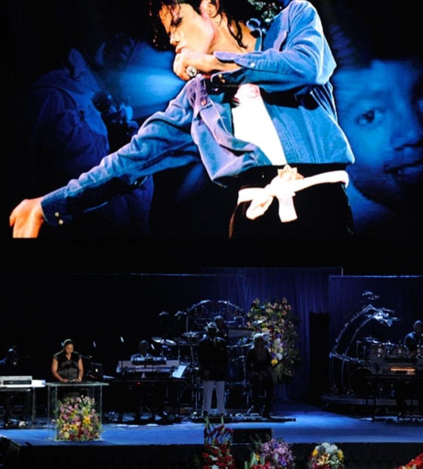 Queen Latifah hält eine Rede zu Ehren von Michael Jackson