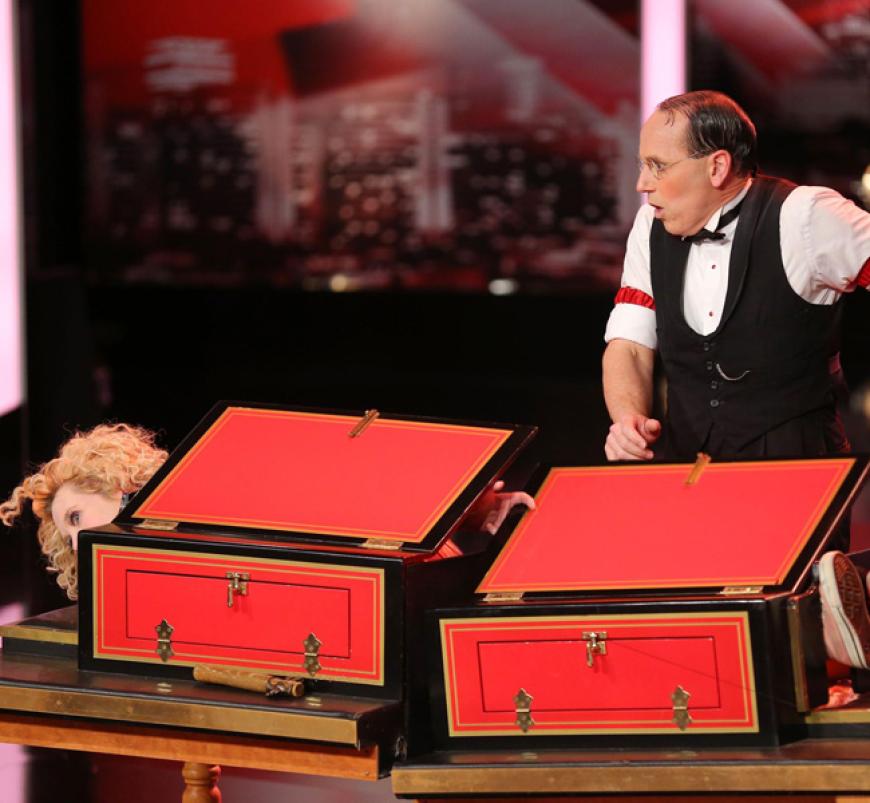 Scott Nelson überrascht die Jury mit seinen Zauberstücken und darf eine Runde weiter