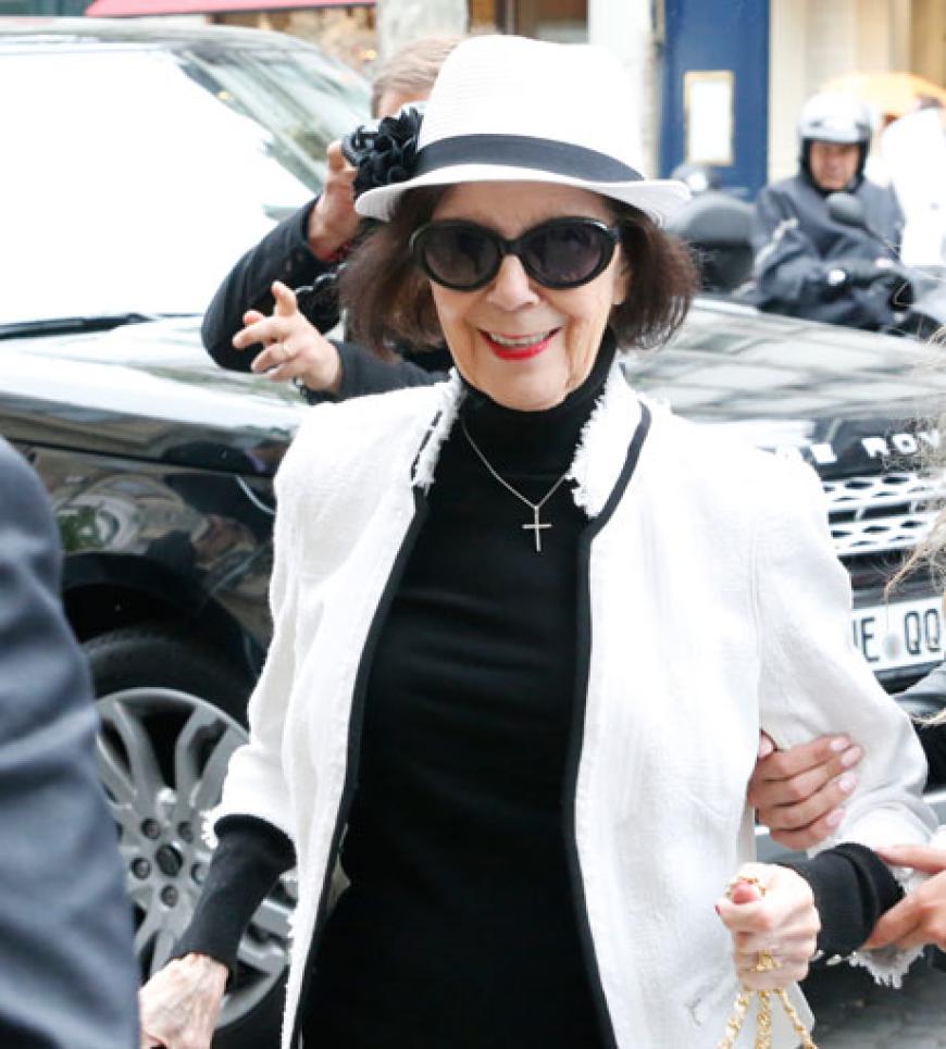 Oberhaupt der Kardashians ist insgeheim Oma Mary Jo Shannon. Die kam gut gelaunt in Frankreichs Hauptstadt an