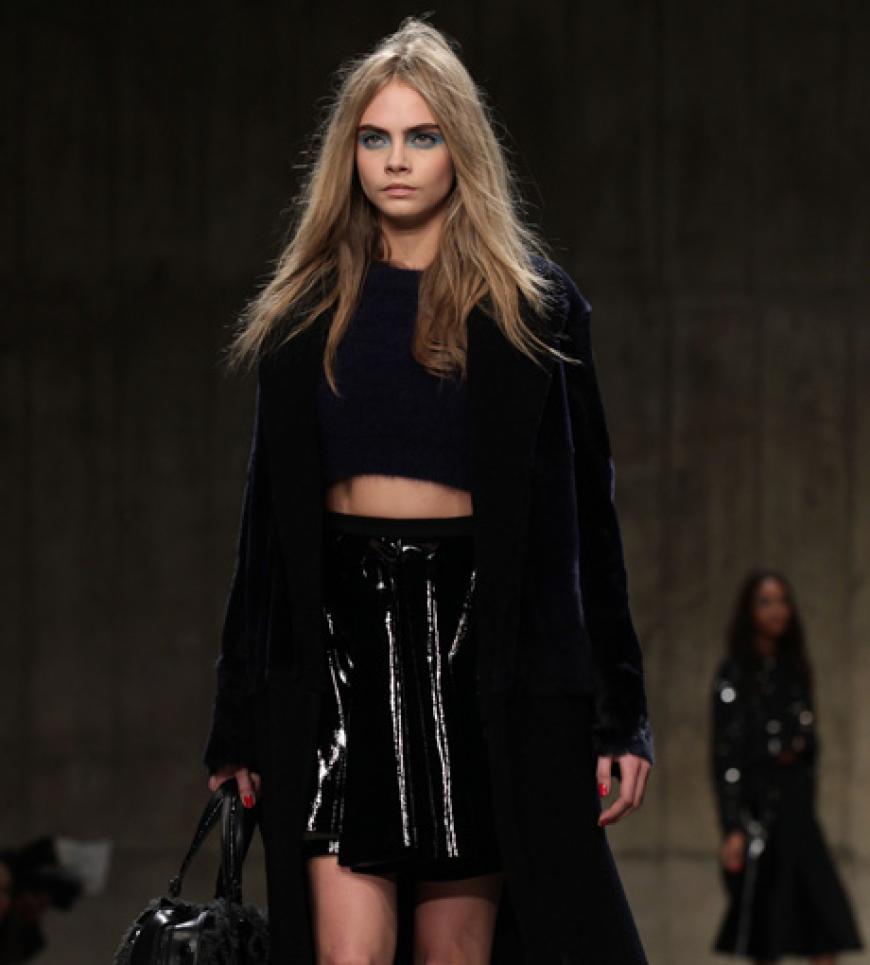 Es ist wieder soweit: Die London Fashion Week 2013 ruft und die Stars kommen. Hier läuft Model Cara Delevingne für Topshop über den Laufsteg