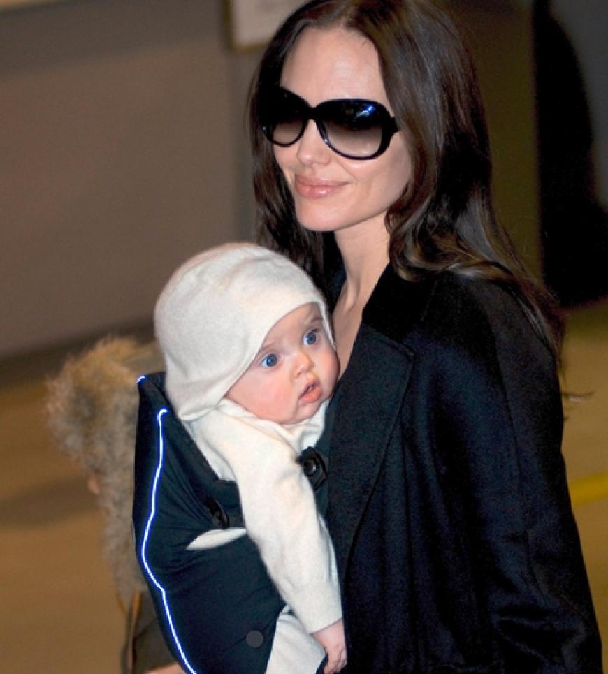 Zudem hat sie noch drei leibliche Kids mit ihrem Lebensgefährtn Brad Pitt. Hier trägt die schöne Mutter ihre jüngste Tochter Vivienne auf dem Arm