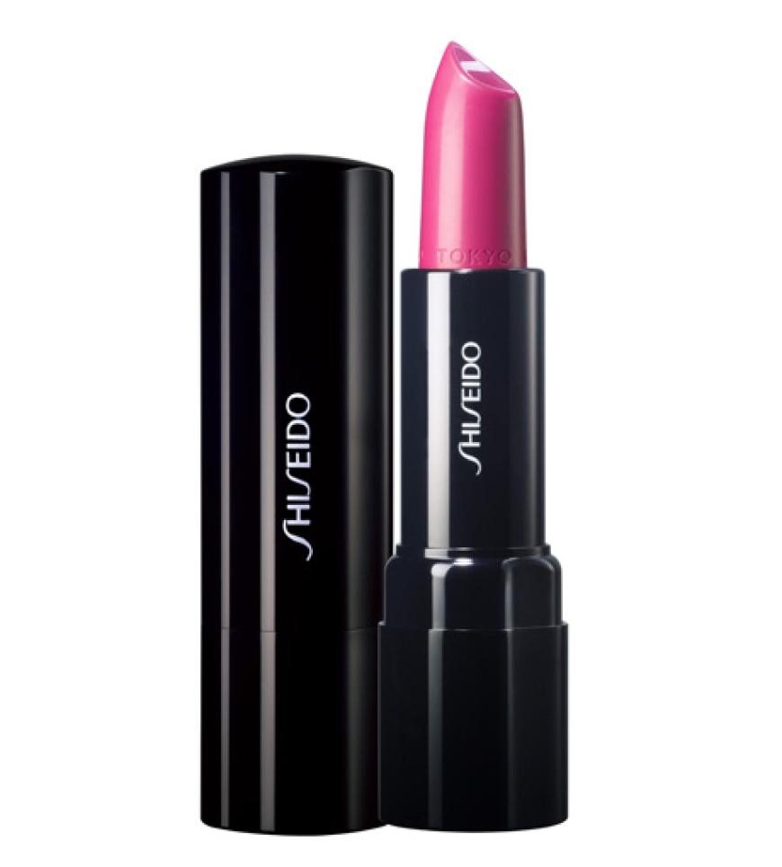 Der Look wird mit einem knalligen Lippenstift, wie etwa dem