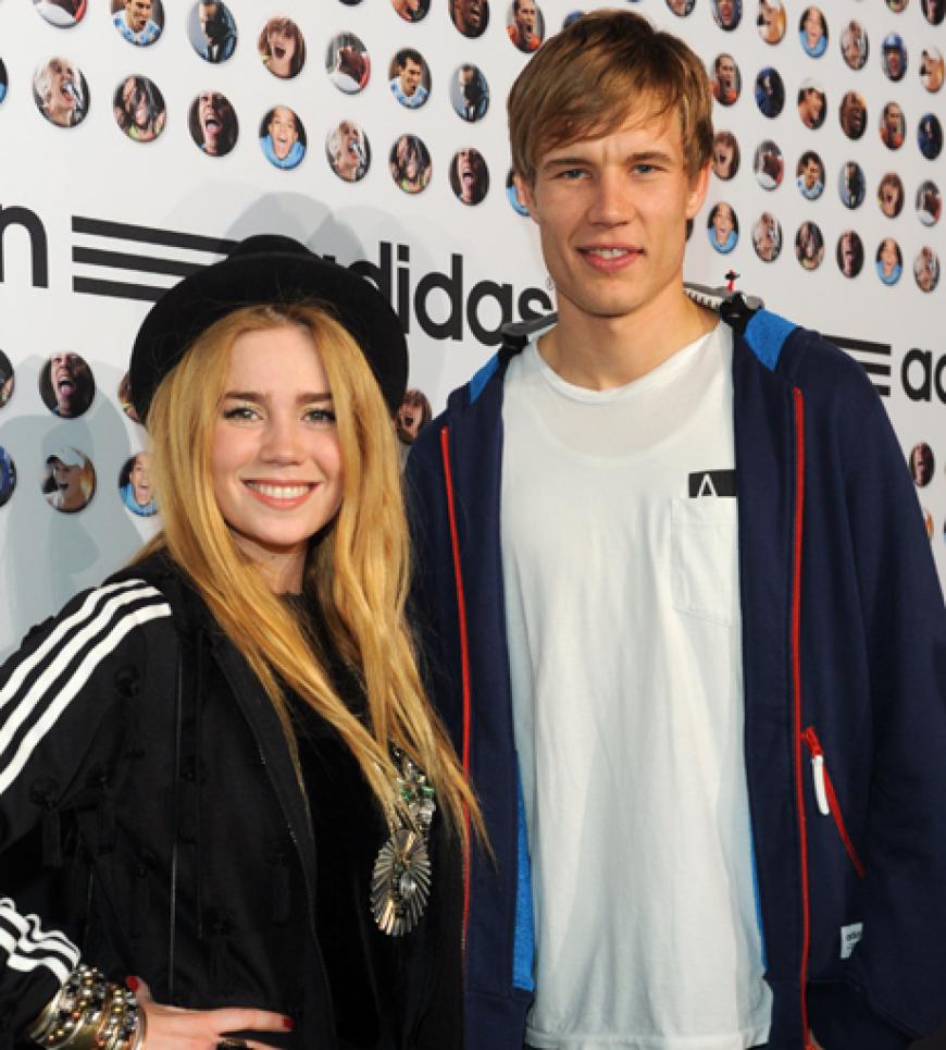 Moderatorin Palina Rojinski und der Fußballprofi Holger Badstuber verstanden sich blendend und posierten gemeinsam für ein Foto