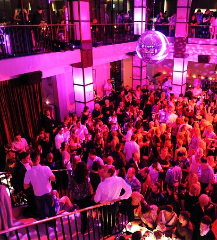 Menschen tanzen am Donnerstagabend im Club Felix in Berlin, in dem während der Modemesse Bread & Butter die Party des Modelabels