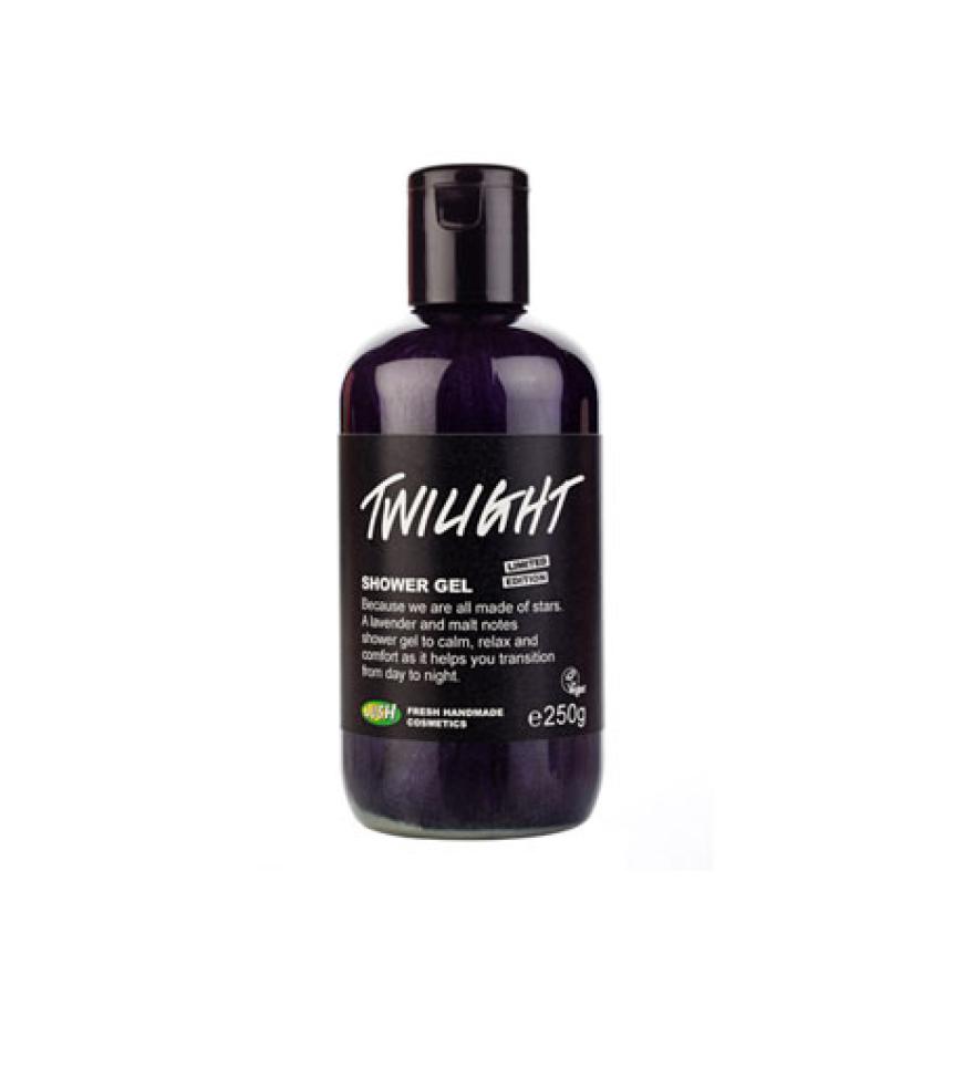 Passend zur anstehenden Premiere des dritten Teils der Twilight-Saga, kann man jetzt schon mit dem gleichnamigen Duschgel baden gehen: Vollgepackt mit ätherischen Aromen soll es ausgleichend und beruhigend wirken.