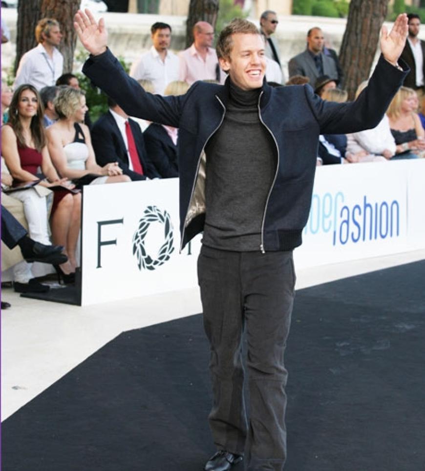 Sebastian Vettel hatte offensichtlich viel Spaß beim Gang über den Catwalk. Leider ist er für eine Profi-Lafsteg-Karriere zu klein