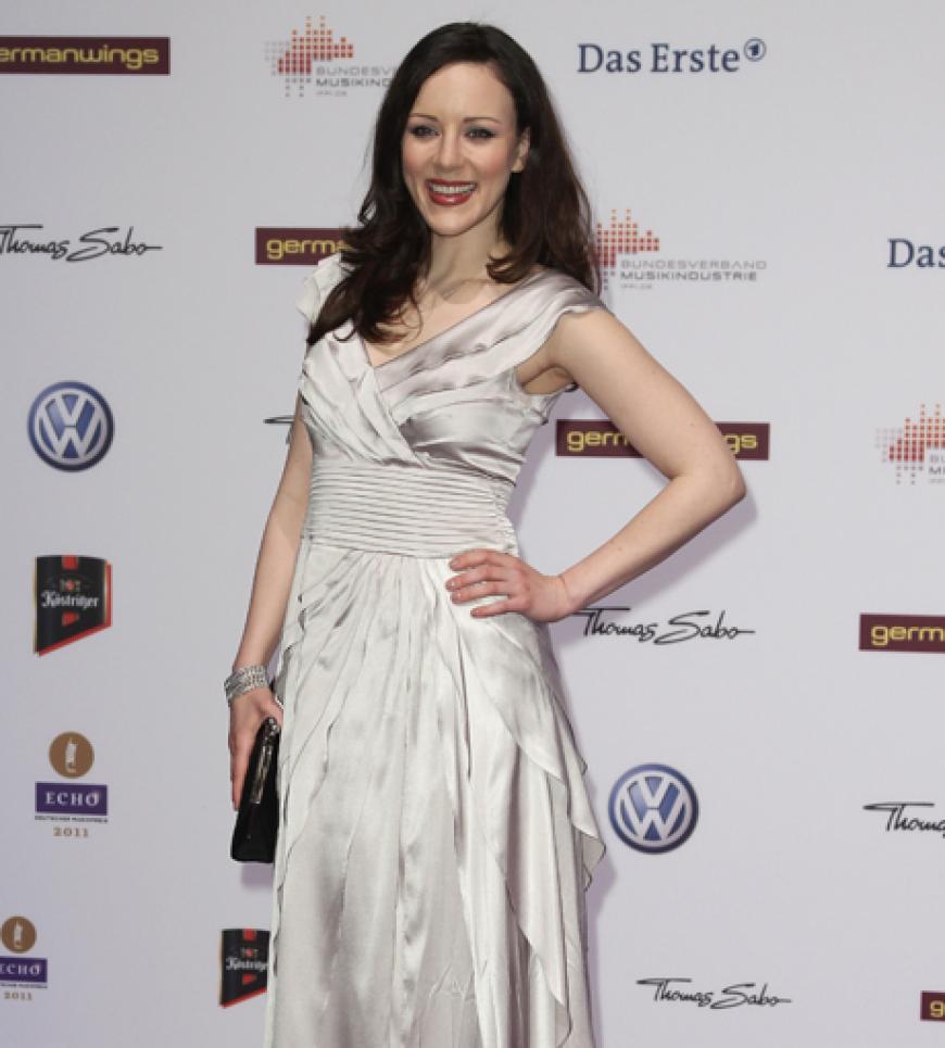 Jasmin Wagner in einer bodenlangen Robe