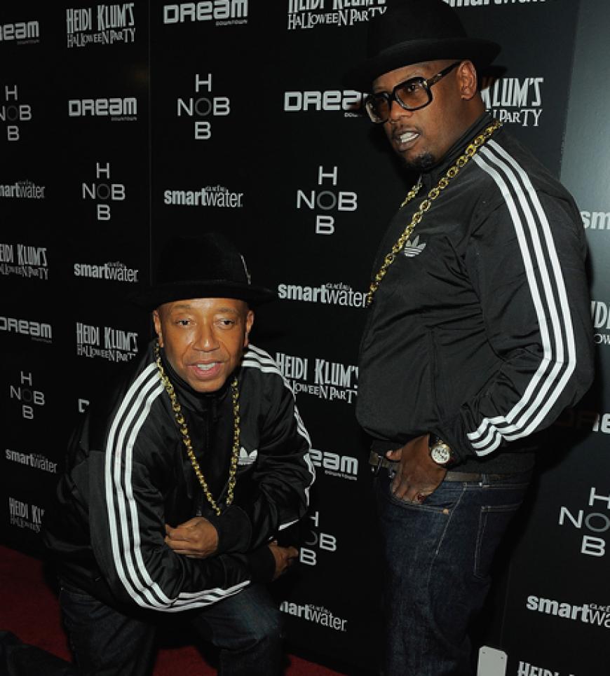 Die beiden Musiker Russell Simmons und Andre Harrell kamen stilecht als Rapper (mit Goldkettchen)