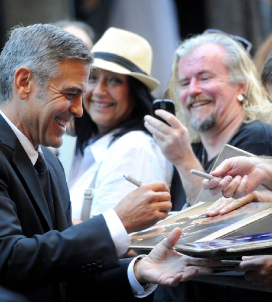 Weiß, was Frauen und Fans wollen: George Clooney schrieb eifrig Autogramme auf der