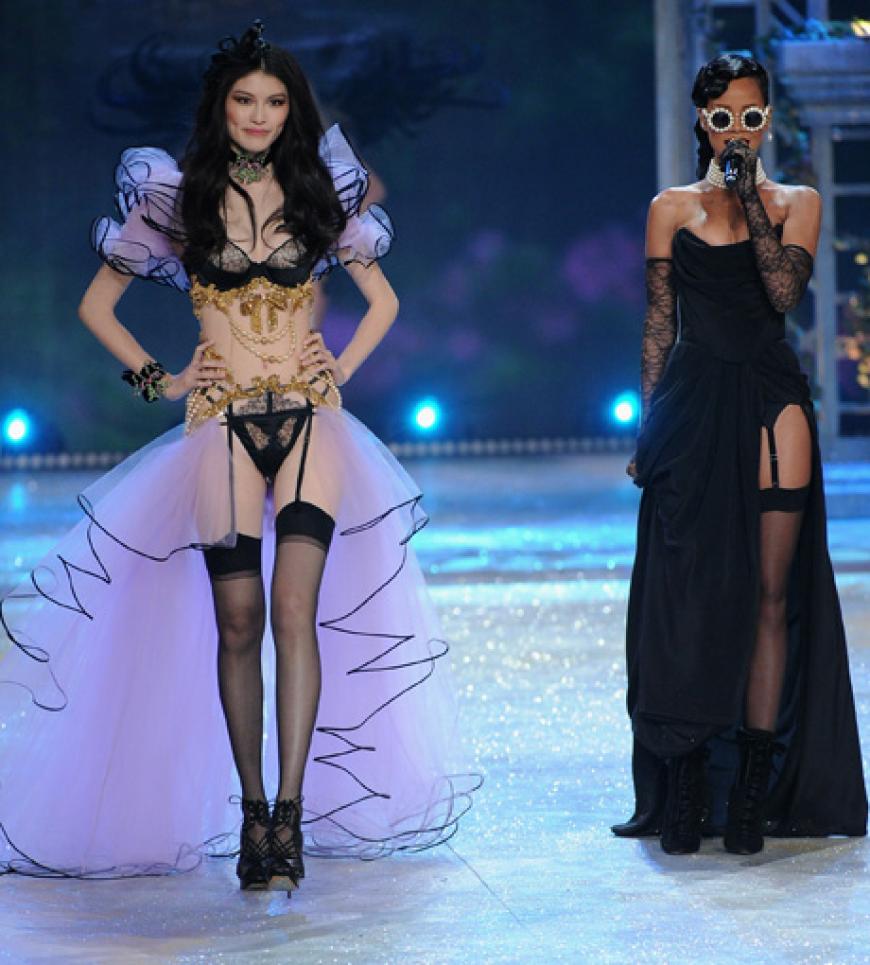 Rihanna performt mit den Models