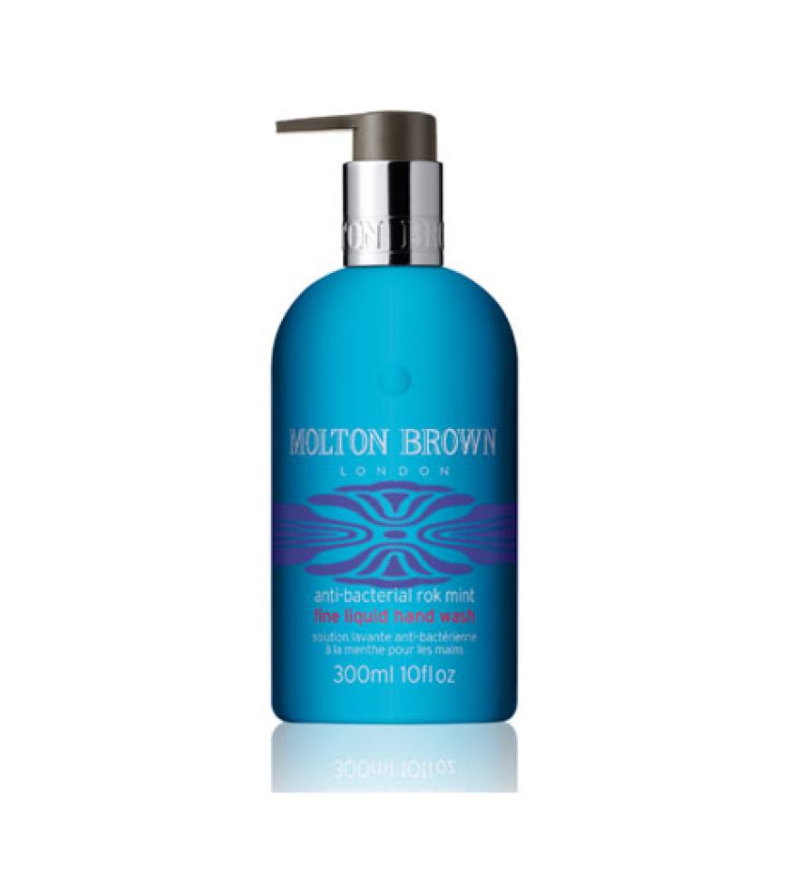 Welche Handseife riecht megatoll nach Minze, Brombeere und Basilikum? Wir kennen nur die Rok Mint Hand Wash von Molton Brown und stehen schon mal Schlange am Waschbecken.