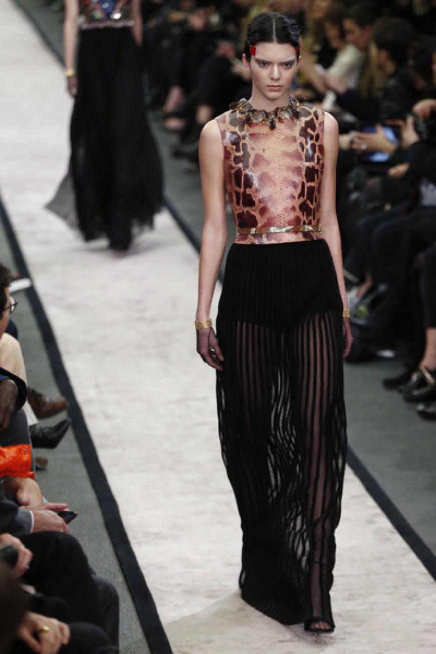 Kendall Jenner startet als Model durch und lief für namenhafte Designer in New York und Paris