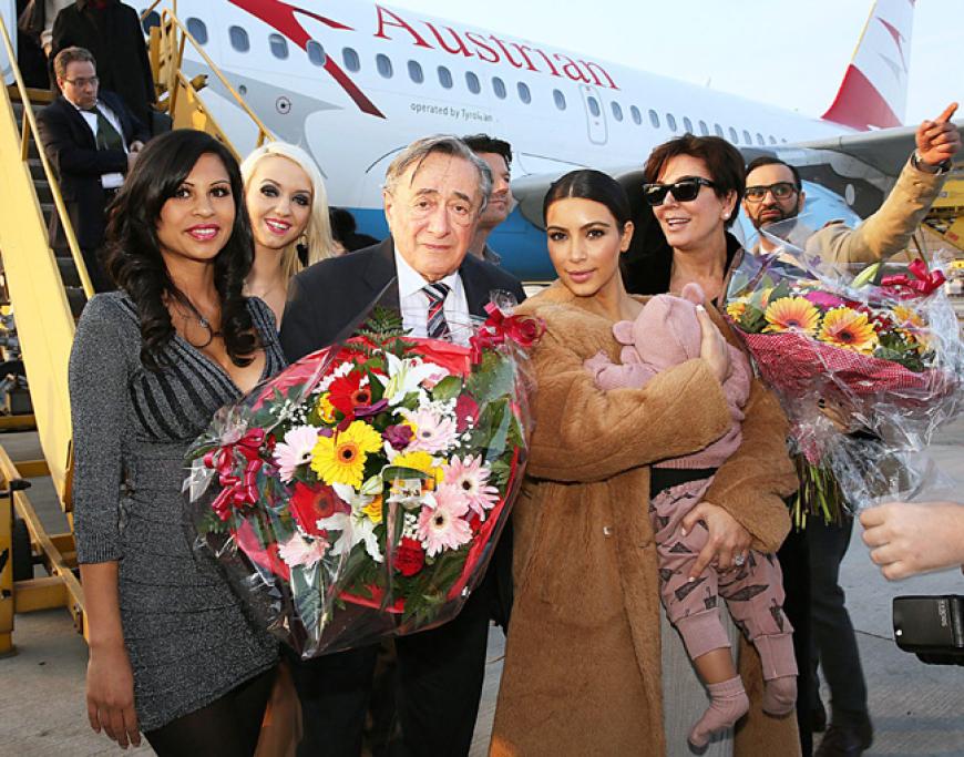 Auch Mama Kris Jenner ist dabei (hi. re.) und Gentlemen Lugner hat natürlich Blumen für die Ladys