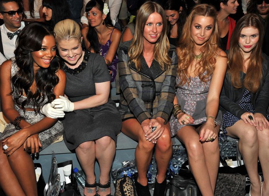 Die Frontrow von links: Joy Bryant, Angela Simmons, Kelly Osbourne, Nicky Hilton und Whitney Port