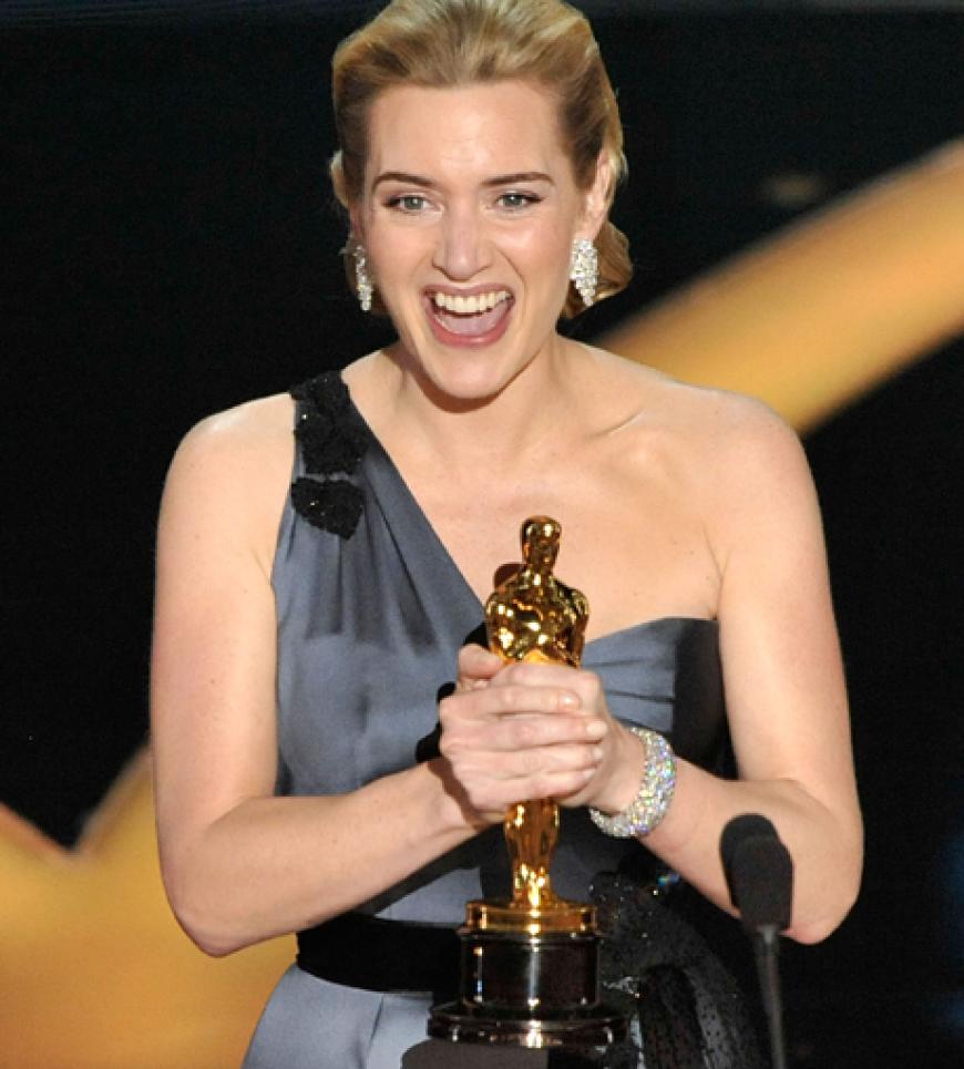 Kate Winslet kann ihr Glück kaum fassen. Sie schlägt Mitstreiterinnen wie Anne Hathaway, Meryl Streep, Angelina Jolie und Melissa Leo