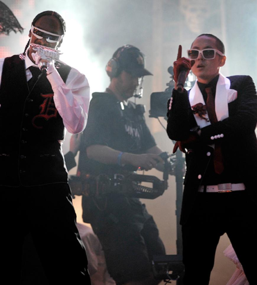 Hier steht die Band mit Snoop Dogg höchstpersönlich auf der Bühne