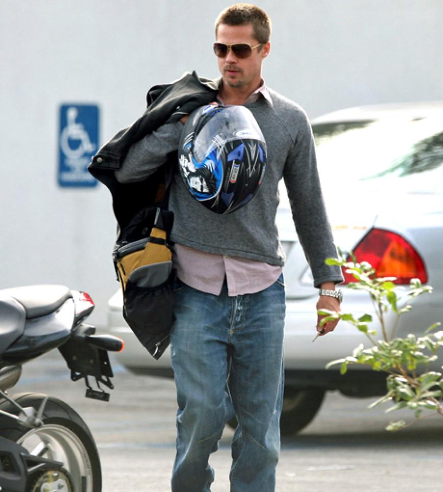 Brad Pitt ist das Fotografieren gewöhnt. Er lebt inzwischen zurückgezogen mit seiner Lebensgefährtin Angelina Jolie und den sechs Kindern