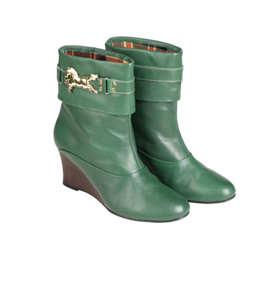 Das sind die perfekten Begleiter für einen schönen Winterspaziergang. Wedge-Stiefeletten von Edith&Ella;, ca. 190 Euro
