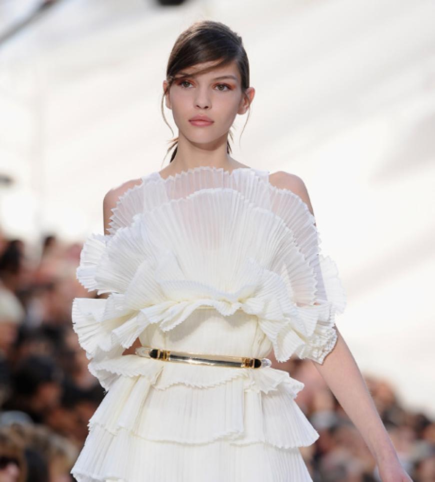 Designerin Clare Waight Keller hat zum 60. Geburtstag des Labels Chloé die schönsten Entwürfe aus den vergangenen Jahrzehnten neu interpretiert. Zartes Volants-Kleid aus der aktuellen Sommerkollektion.