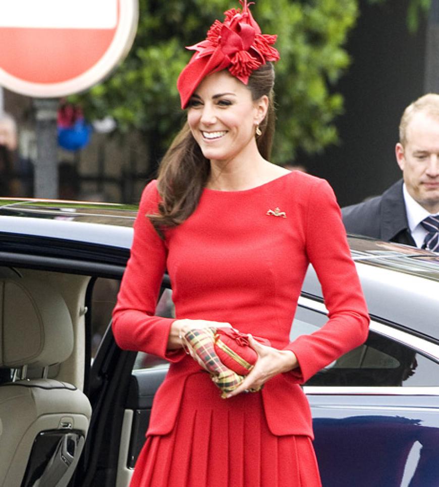 Für dieses Outfit bekommt Kate nicht die rote Karte. Absoluter Hingucker!