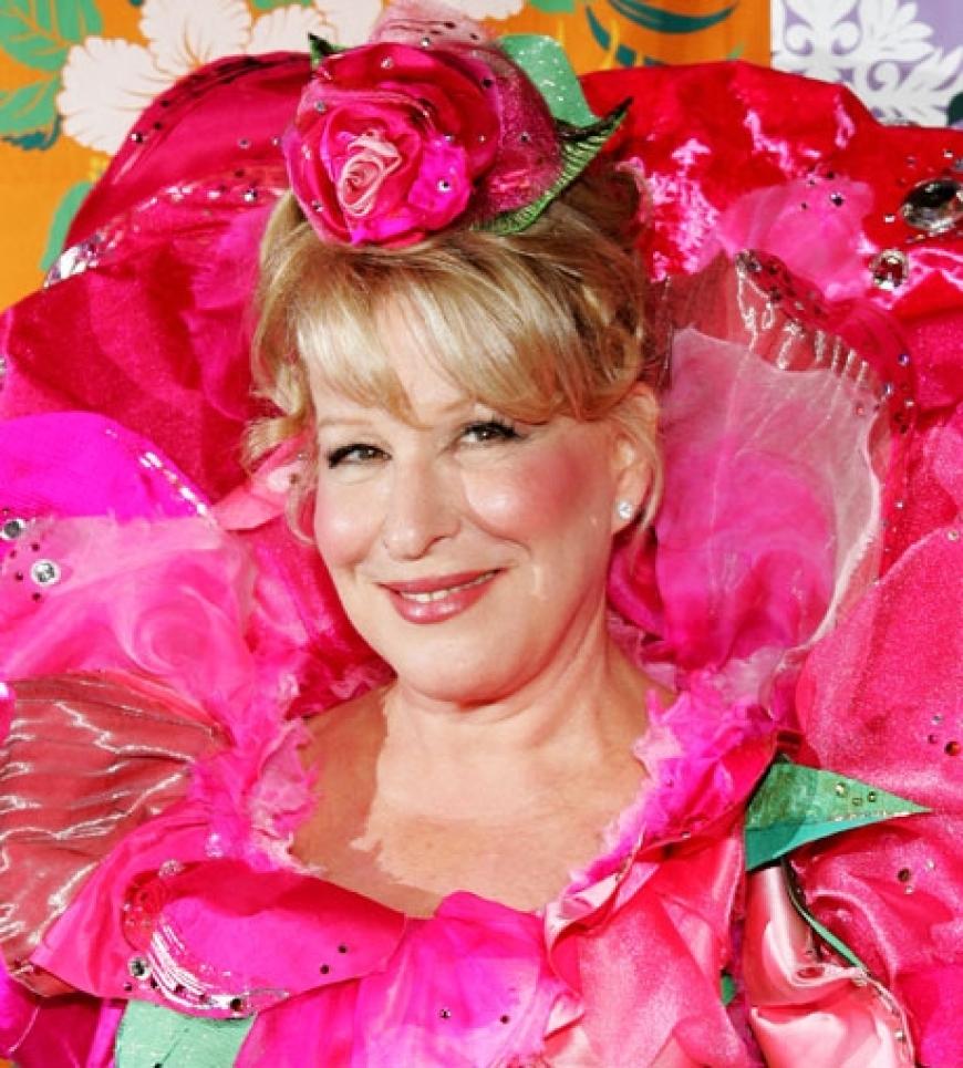 Schauspielerin Bette Midler in einem auffälligen rosa Kostüm