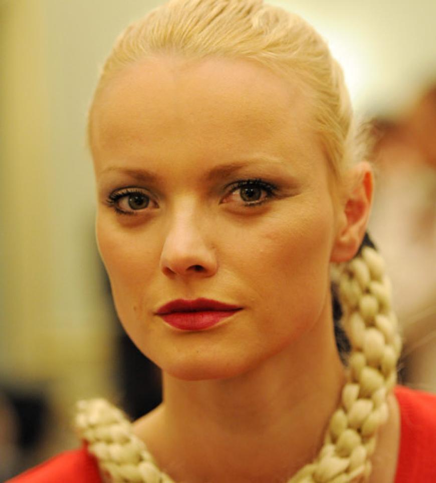 Auf die Zöpfe, fertig, los! Model Franziska Knuppe vor der Show von Sava Nald