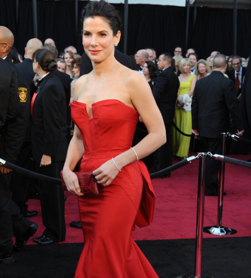 Lady in Red: Sandra Bullock setzte einen knalligen Akzent auf dem roten Teppich. Ihre Bustierrobe stammt von Designerin Vera Wang