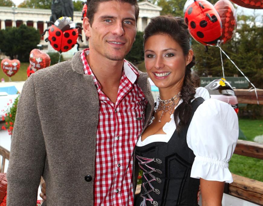 Mario Gomez mit seiner Freundin Silvia
