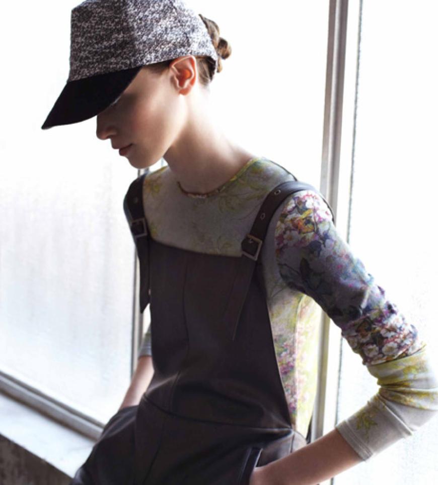 Der Mix aus maskulin und feminin ist eine spannende Kombination! Die Asos-Stylisten kombinieren ein zart bedrucktes Longsleeve mit einer derben Latzhose im Worker-Stil