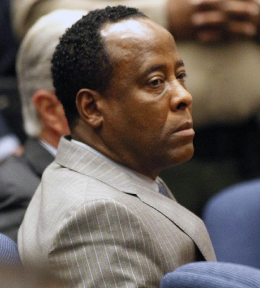Ebenfalls tragisch: Der Prozess um Michael Jacksons Leibarzt Dr. Conrad Murray. Er wurde am 29.11.2011 für schuldig gesprochen, den King of Pop fahrlässig mit einer Überdosis Propophol getötet zu haben. Das Strafmaß: Vier Jahre Haft ohne Bewährung