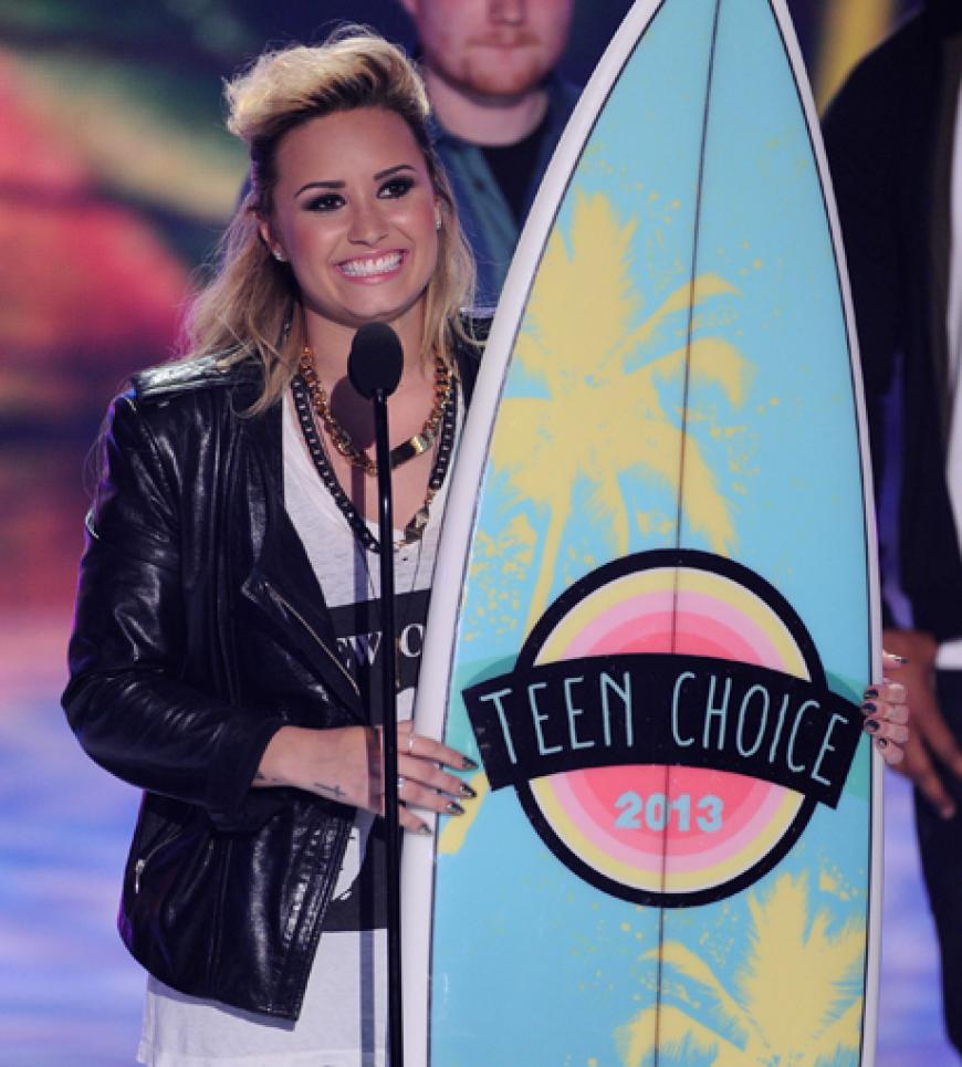 Später performte sie und wurde mit einem Surfbrett-Award als beste weibliche Küntlerin ausgezeichnet